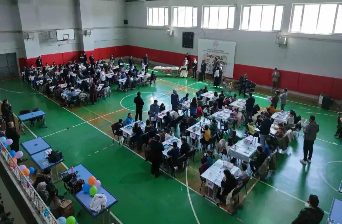 İpekyolu’nda akıl dolu rekabet: 180 öğrenci zekâ oyunlarında ter döktü
