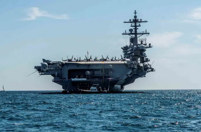 İran, ABD’ye ait USS Abraham Lincoln uçak gemisine füze saldırısı düzenledi
