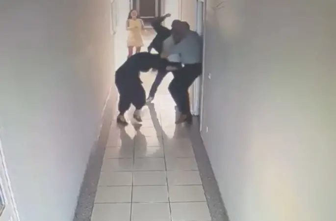 İş adamı kardeşlerin kavgasında çalışan ayağından vuruldu, o anlar kamerada
