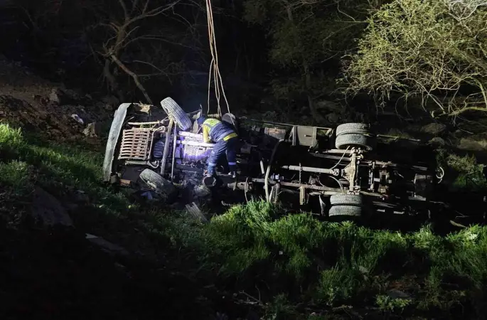 İş makinesi şarampole yuvarlandı: 1 ölü, 1 yaralı
