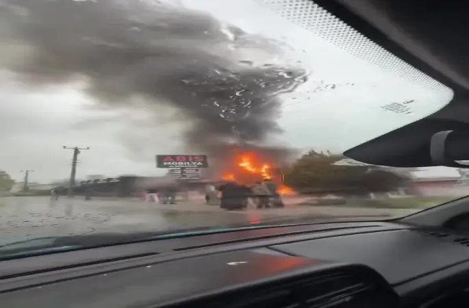 İş yeri alevlere teslim oldu
