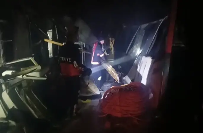 İşçilerin kaldığı konteynerlerde korkutan yangın
