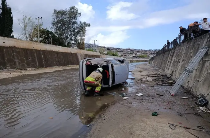 İskenderun’da kanala düşen otomobildeki 2 kişi yaralandı
