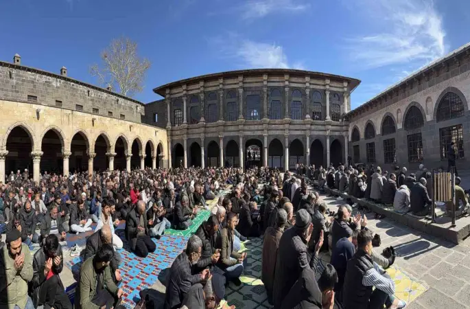 İslam aleminin 5. Harem-i Şerif’inde binlerce kişi Ramazan ayının ilk cuma namazında saf tuttu
