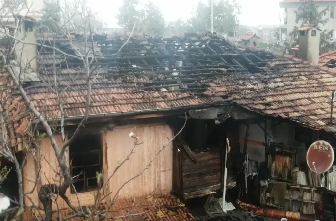 Isparta’da iki katlı ev alevlere teslim oldu
