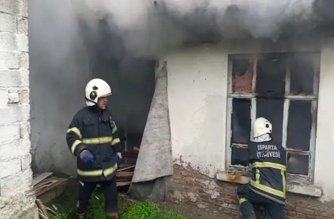 Isparta’da metruk binada çıkan yangın itfaiye ekiplerince söndürüldü
