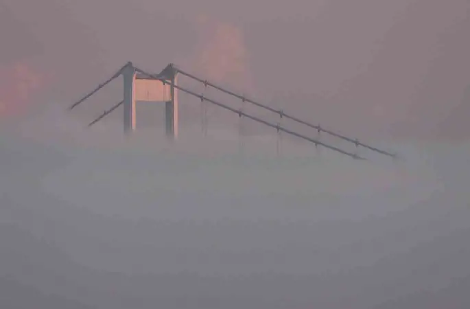 İstanbul Boğazı’nda yoğun sis: Fatih Sultan Mehmet Köprüsü gözden kayboldu
