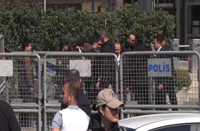 İstanbul İl Emniyet Müdürü Yıldız, Levent’te çatışmanın olduğu bölgede inceleme yaptı
