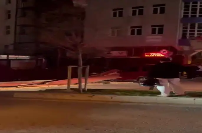 İstanbul’da fırtınada bazı binaların çatıları uçtu
