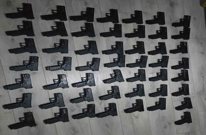 İstanbul’da gözaltına alınan kişinin evinden ve aracından 50 tabanca çıktı
