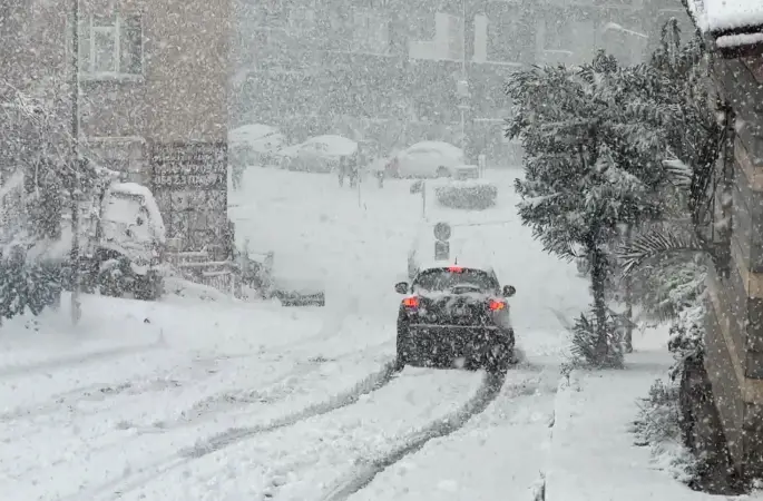 İstanbul’da kar yağışı, araçlar güçlükle ilerledi
