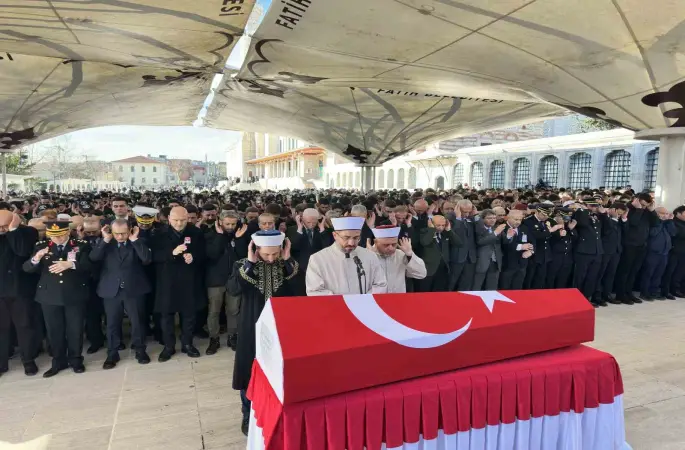İstanbul’daki kazada şehit olan polis memuru son yolculuğuna uğurlandı
