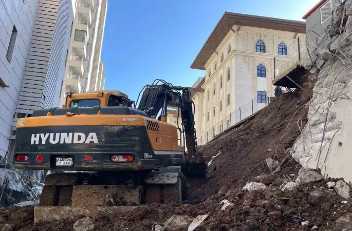 İstinat duvarı çöken sitedeki 4 dairede hasar oluştu
