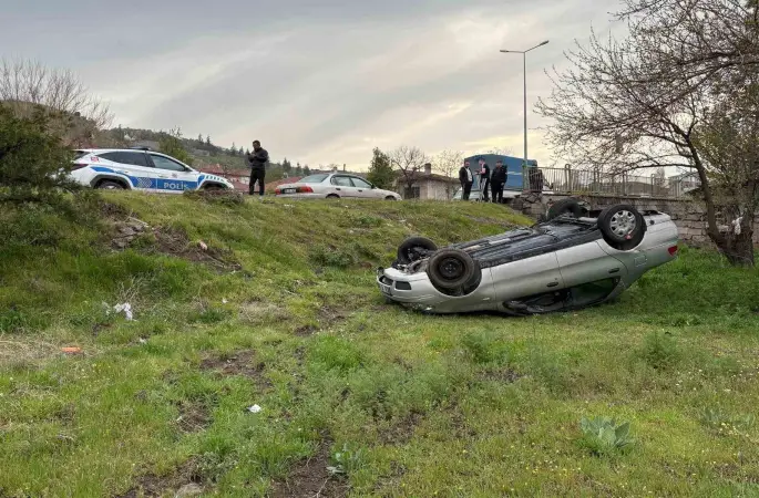 İzinsiz aldığı otomobille kaza yaptılar: 2 yaralı
