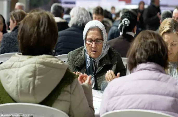 İzmir Büyükşehir Belediyesi ilk iftar sofrasını Gaziemir’de kurdu
