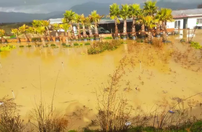 İzmir sağanağa teslim: Yollar ve tarım arazileri sular altında
