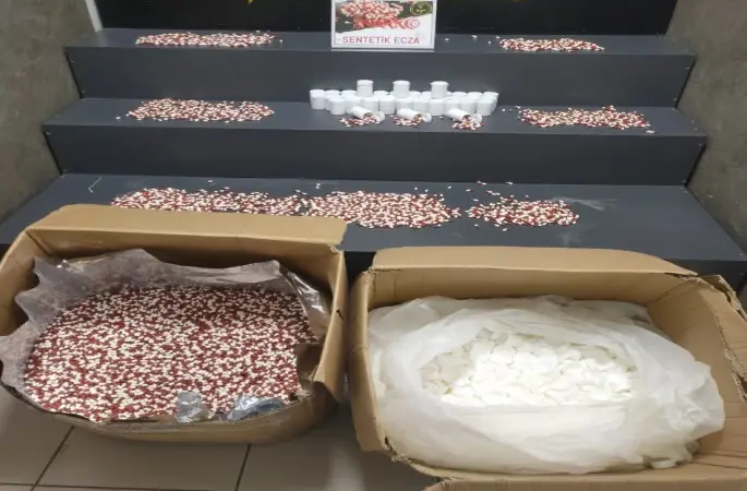 İzmir’de 104 bin adet uyuşturucu hap ele geçirildi
