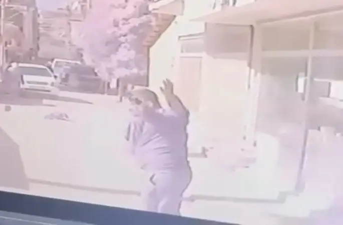 İzmir’de alacak verecek kavgası kanlı bitti: 1 yaralı
