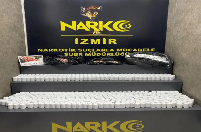 İzmir’de bir araçta 84 bin sentetik ecza ele geçirildi

