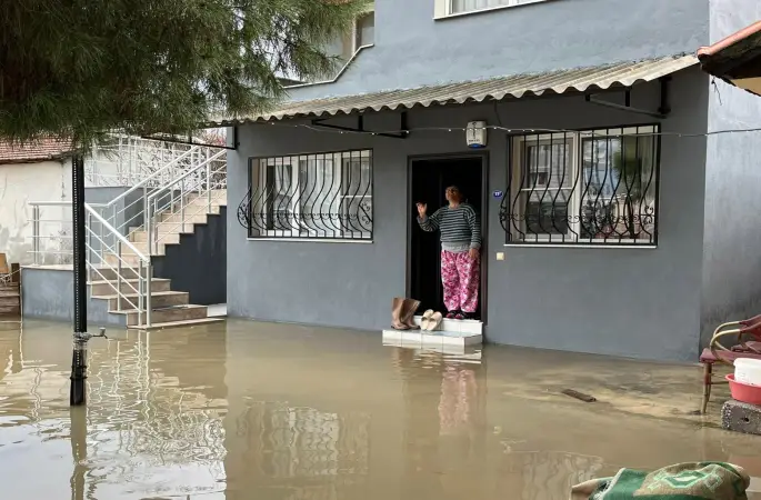 İzmir’de dere taştı, vatandaşlar çaresiz kaldı: "Televizyonda izlerdik, başımıza geldi"
