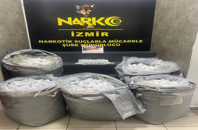 İzmir’de durdurulan araçtan 156 bin uyuşturucu hap çıktı
