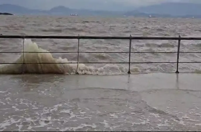 İzmir’de fırtına: Dikili’de deniz seviyesi yükseldi
