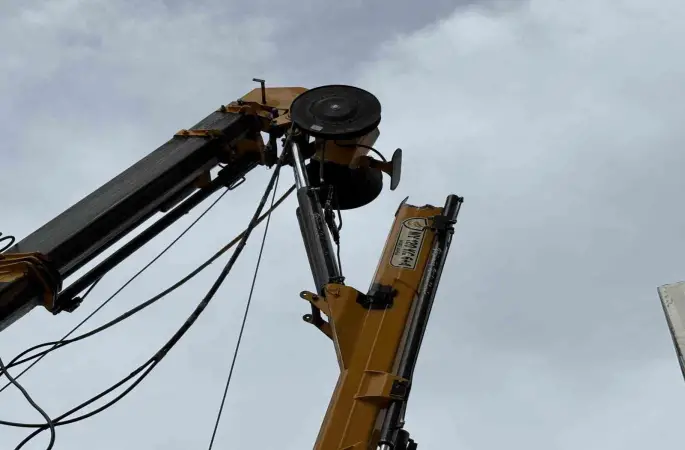 İzmir’de inşaat kulübesinin üzerine vinç düştü: 3 işçi yaralandı
