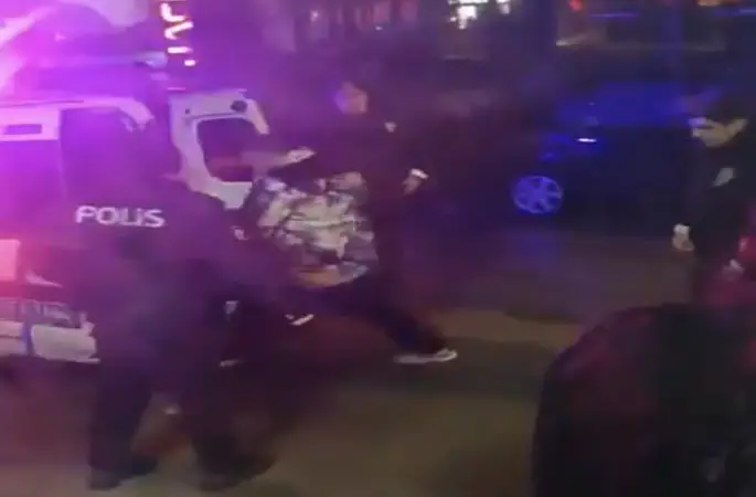 İzmir’de öğrenci yurduna girerek uygunsuz hareketlerde bulunan şüpheli tutuklandı
