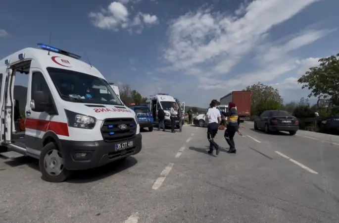 İzmir’de otomobil ile hafif ticari araç çarpıştı: 4’ü çocuk 7 yaralı
