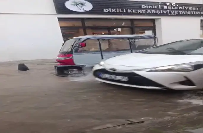 İzmir’de sağanak sokakları göle çevirdi
