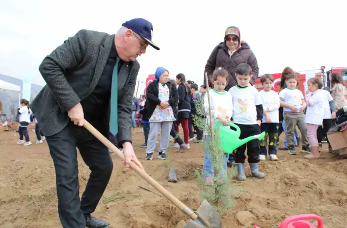 İzmir’de yangından etkilenen bölgelerde fidan dikimi yapıldı
