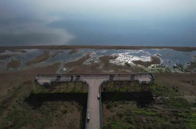 İznik Gölü’nde su çekilmesi alarm veriyor...İskele karada kaldı
