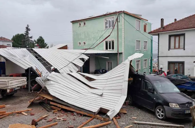 İznik’te şiddetli fırtına evin çatısını uçurdu
