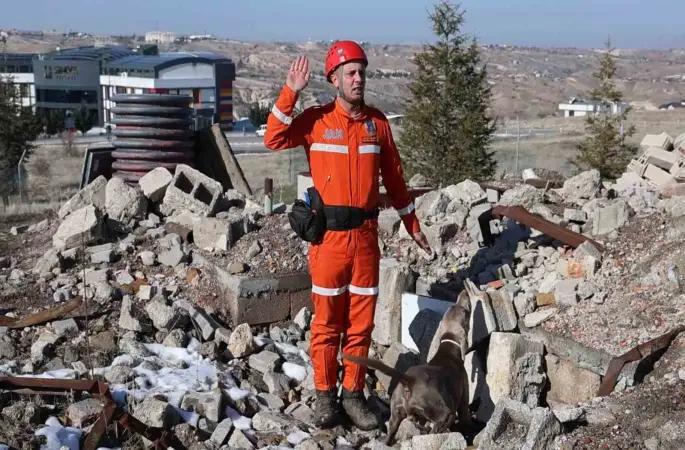 JAKEM’de deprem sonrası umut arayan patiler
