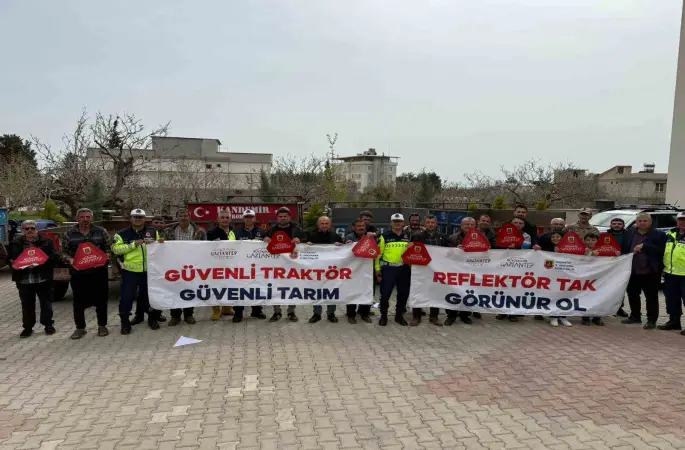 Jandarma 300 traktör sürücüsüne eğitim vererek 600 reflektör dağıttı
