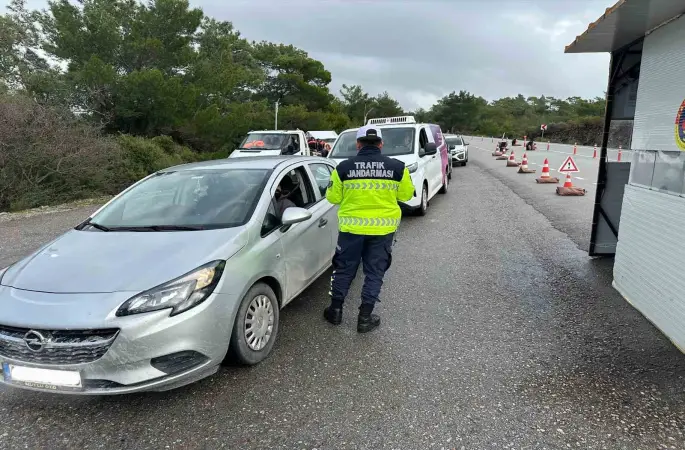 Jandarma denetimlerinde çeşitli suçlardan aranan 35 şahıs tutuklandı

