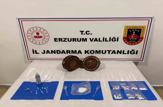 Jandarma Erzurum’da ceylan derisi üzerine yazılmış altın işlemeli Tevrat yakaladı
