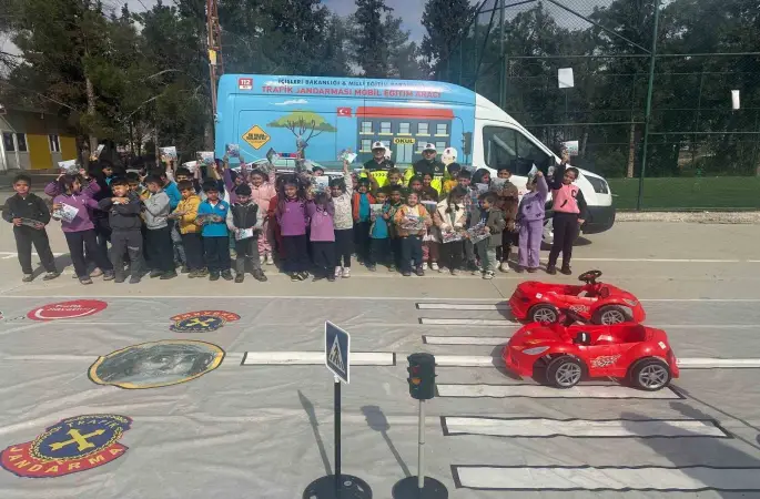 Jandarmadan öğrencilere güvenli trafik eğitimi
