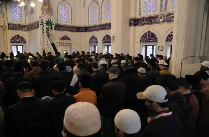 Japonya’daki Tokyo Camii’nde bayram namazı yoğun katılım nedeniyle 5 kez kılındı
