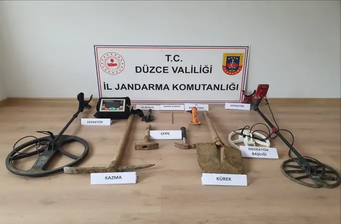 Kaçak kazı yaparken jandarmaya suçüstü yakalandılar
