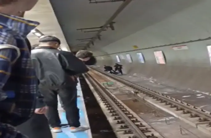 Kadıköy metro istasyonunda intihar girişimi vatandaşlar tarafından engellendi
