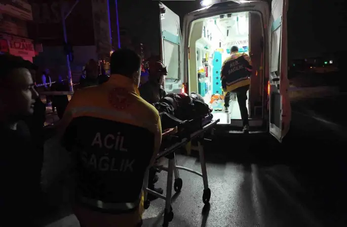 Kadıköy Rıhtım’da taksi takla attı: 2 yaralı
