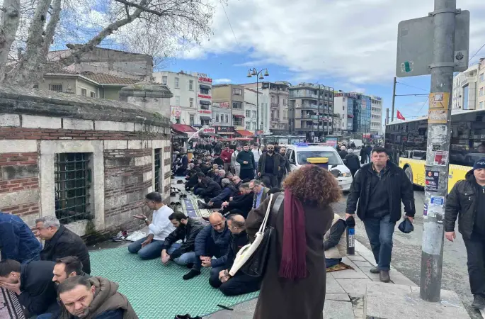 Kadıköy’de cami cemaati mağduriyeti: Namazı sokaklarda kılıyorlar

