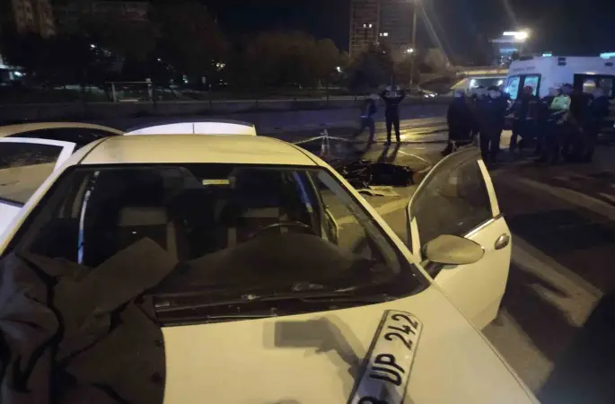 Kadıköy’de emniyet şeridindeki sürücüye otomobil çarptı: 1 ölü
