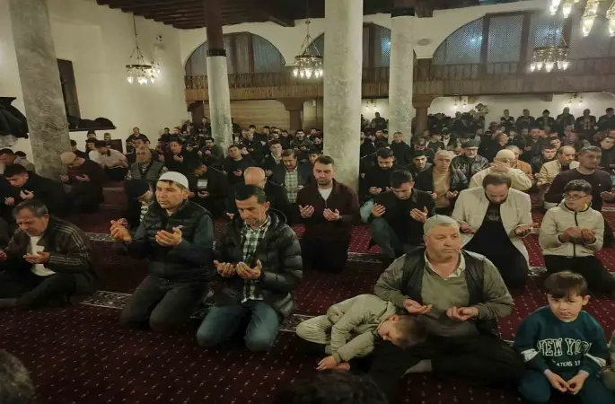 Kadir Gecesi huşu içinde idrak edildi
