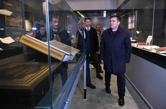 Kadir Gecesi’nde kutsal emanetlerin sergilendiği külliyeye yoğun ilgi
