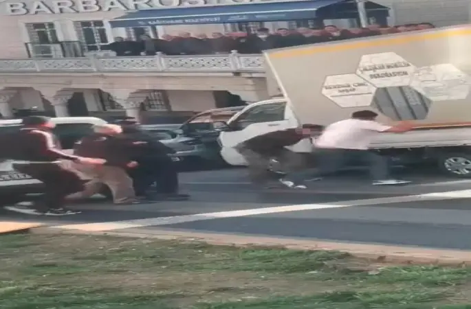 Kağıthane’de yol verme tartışması bıçaklı kavgaya dönüştü: O anlar kamerada
