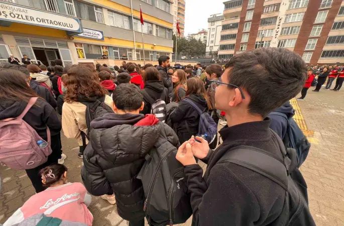 Kahramanmaraş’ta öğrenciler, saldırıda hayatını kaybedenler için dua etti
