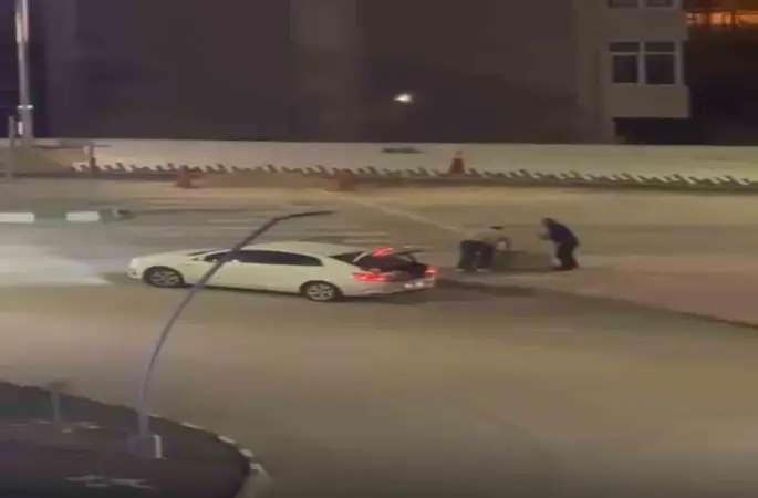 Kaldırım taşı çalan 2 zanlı yakalandı
