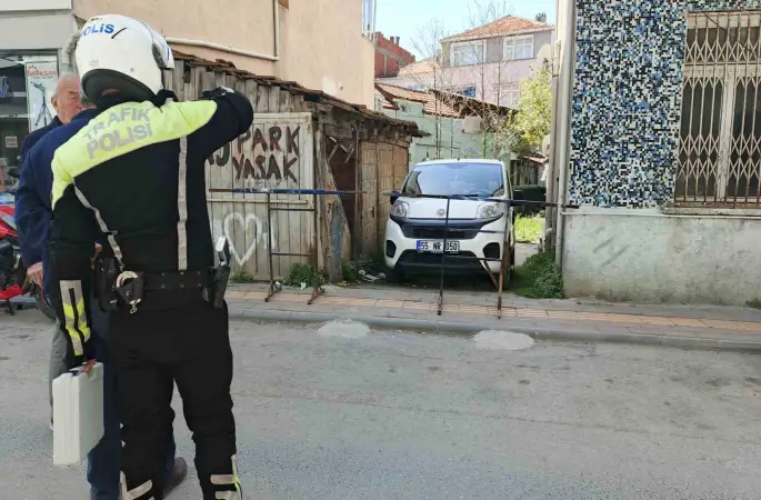 Kaldırımı kapatan bariyer kazaya neden oldu: 2 yaşındaki çocuk yaralandı

